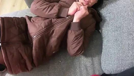 İşeme, boşalma ve deli gömleği takıntılı oral seks, altın duş ve ıslak fetiş oyunu
