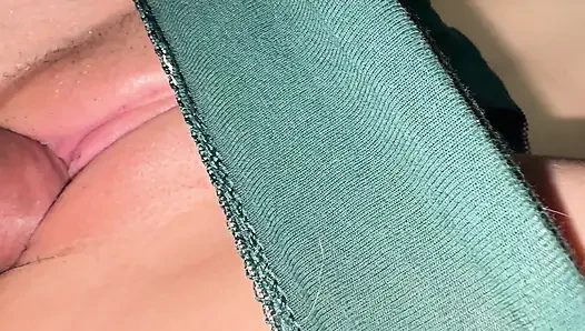 Aku lagi asik muasin memek sempitku yang 18 tahun dengan kontol raksasa ini (tolong tambahkan aku bugil)