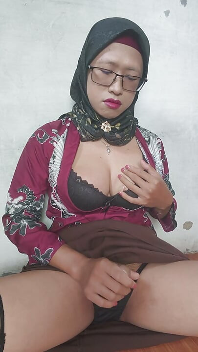 Hijab Shemale Mitha Zhe knullar sig själv med en dildo