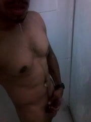 Moreno gostoso no banho