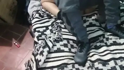 Montanolu kız yerdeki yatakla giyiniyor