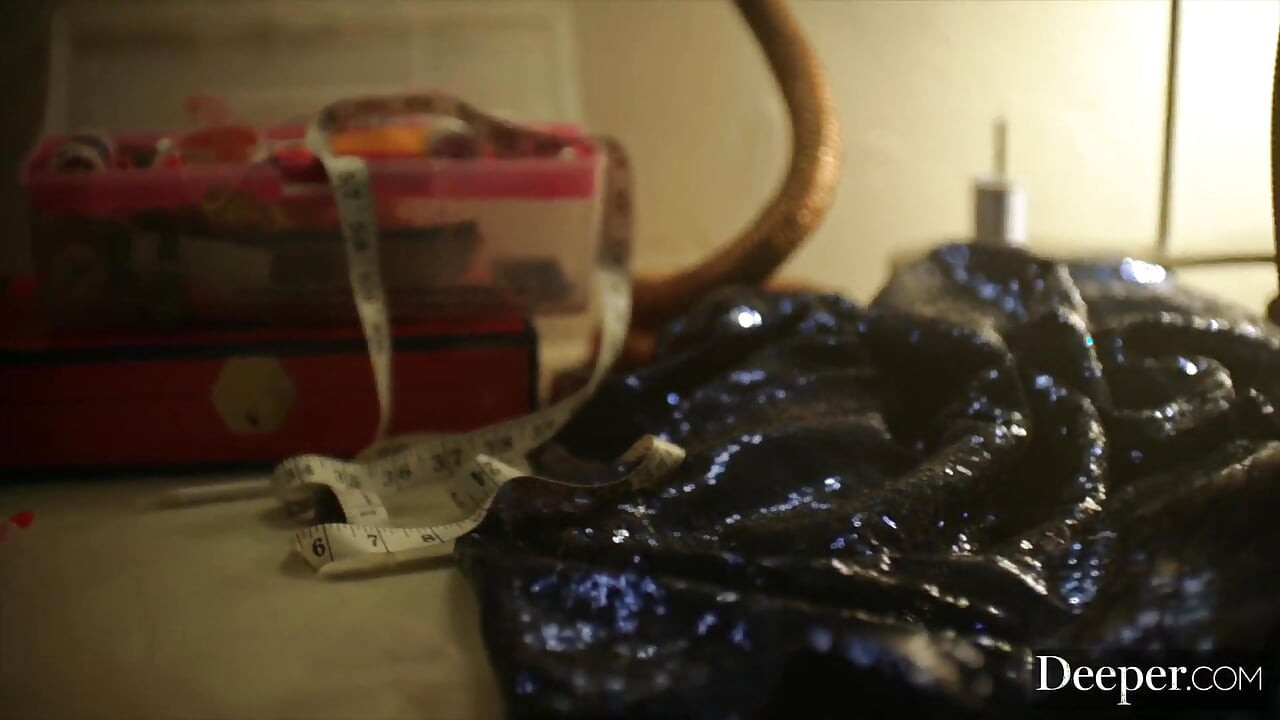 Más profundo. Scarlit y Kenzie se someten a su anfitrión misterioso