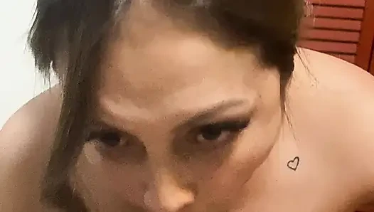 Angy çok seksi ve heyecan verici gırtlağına kadar alıyor