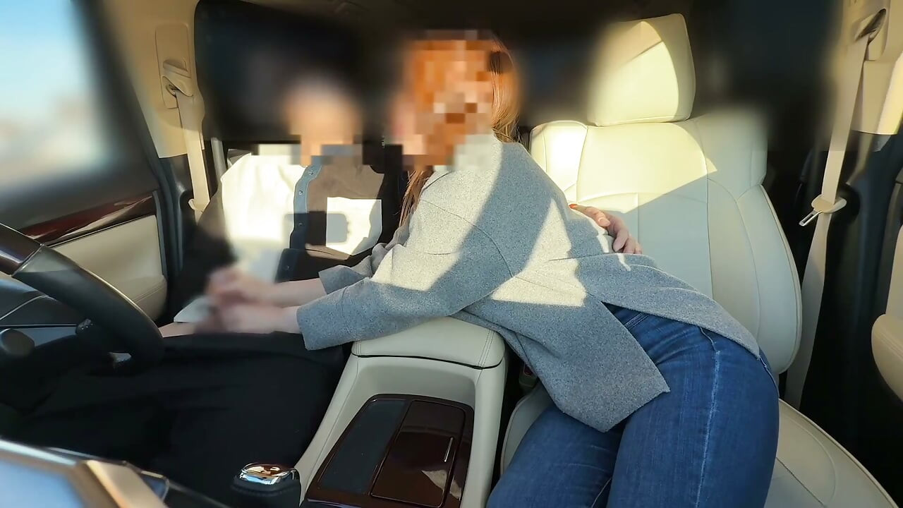 一個美麗的已婚婦女，即使在工作時也能用手和嘴取悅你。