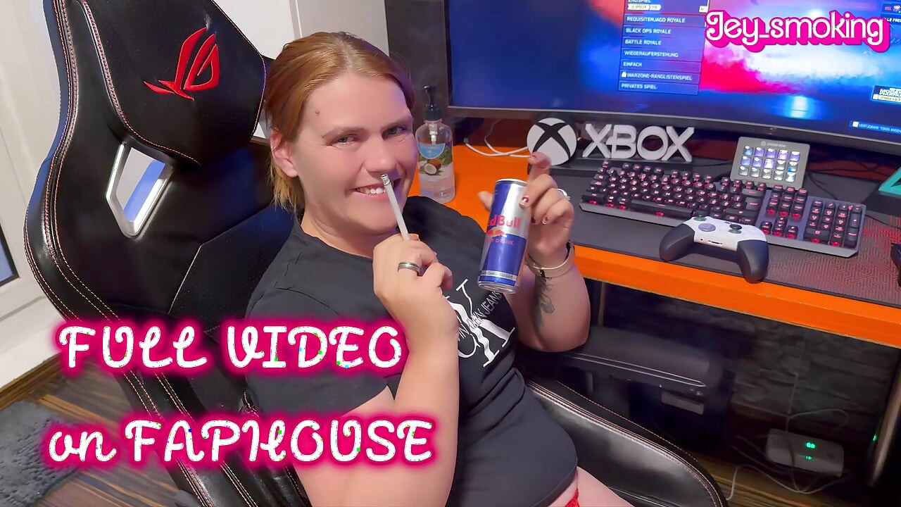 Gamer Girl Fucks Her Cunt with a Red Bull While She Smokes