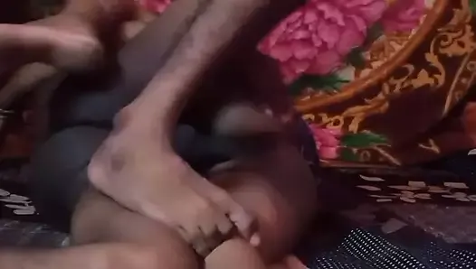 Деревенскую дези бхабхи Randi трахнул сексуальный паренек