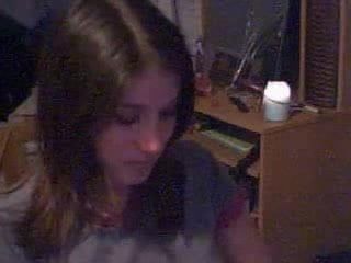 Молодая брюнетка с большими сиськами играет с ее большими сиськами в любительском видео