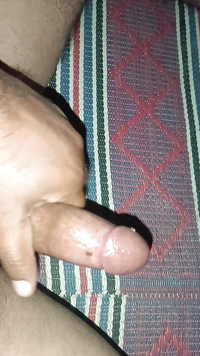 Hey lund ki garmi garam lund se garam pani nikla desi masturbating