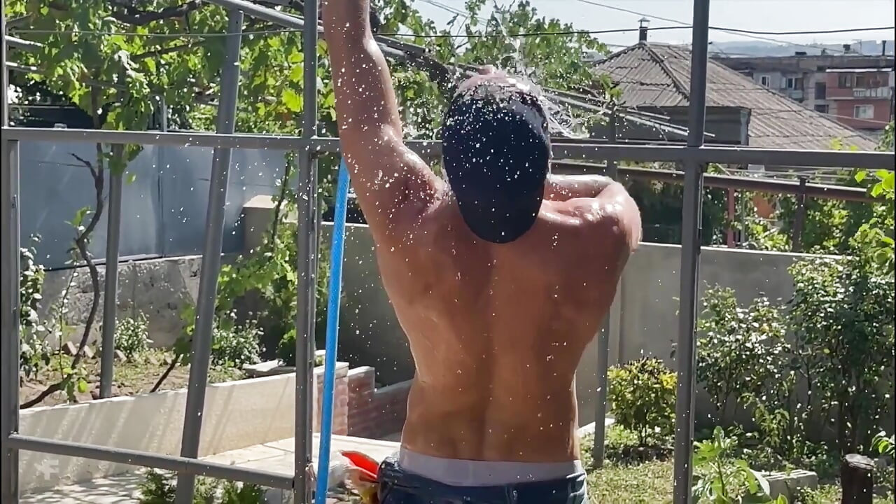 园丁激起了我, 我在院子里的秋千上把自己交给了他.