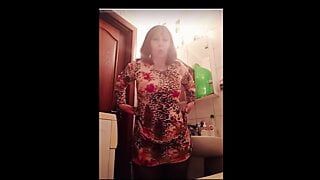 Une mamie russe de 55 ans montre tout dans la salle de bain sur xHamsterlive