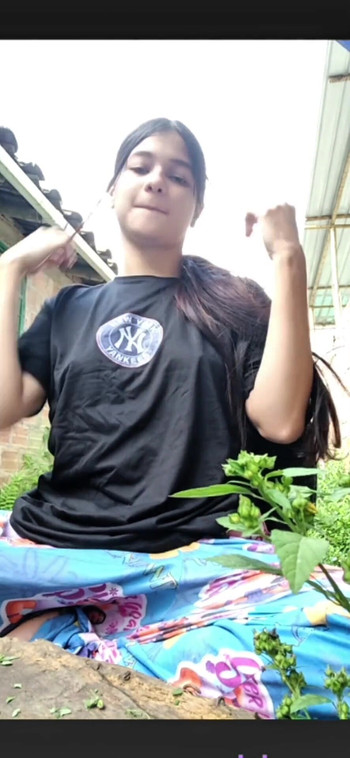 PORNODARSTELLERIN WIRD VON IHREM SCHWIEGERVATER ÜBERRASCHT UND BERÜHRT IHRE GROßEN TITTEN | Clip 1