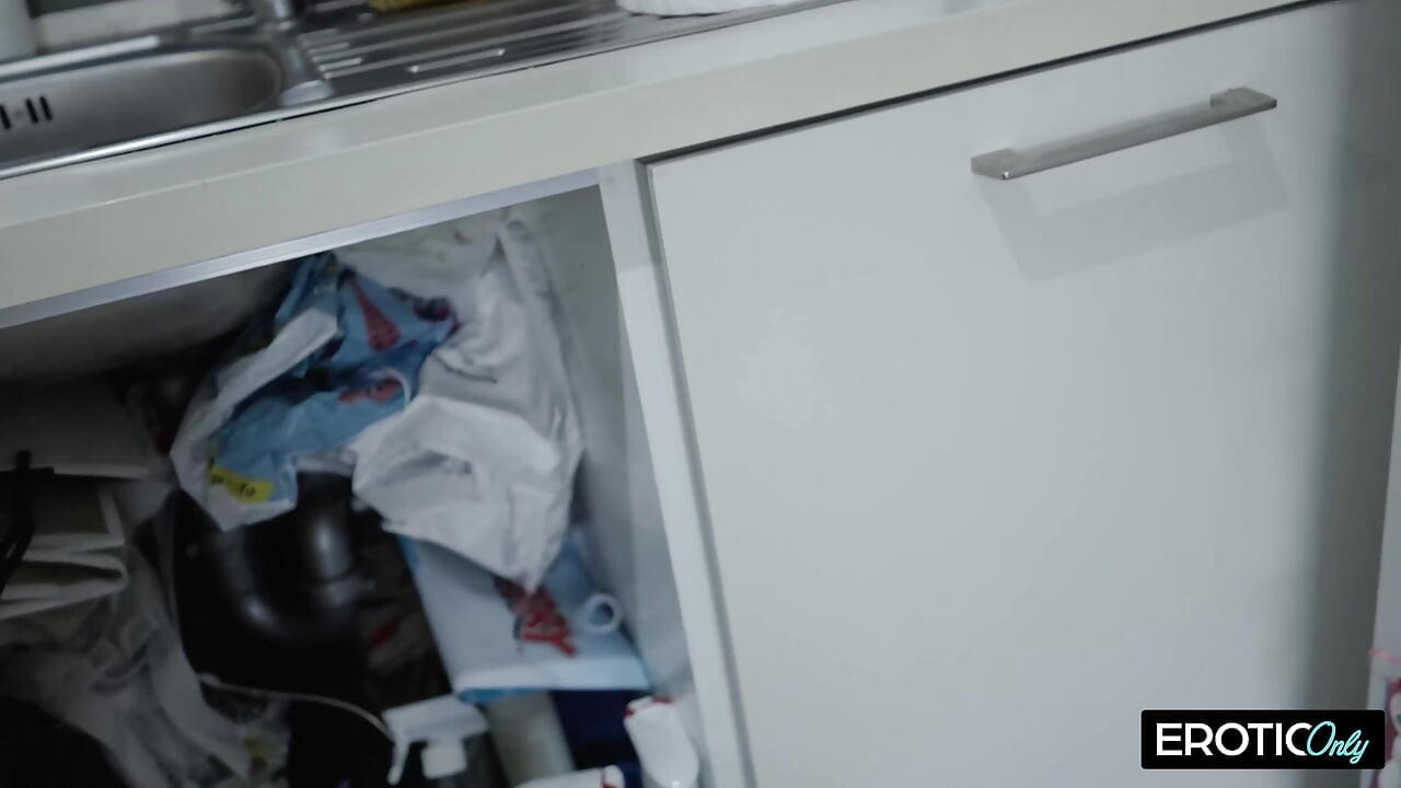 水管工在顧客家猛抽他的雞巴