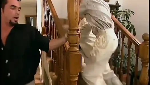 Cewek imut ini lagi asik muasin memek beceknya pakai tiang sampai orgasme berjamaah