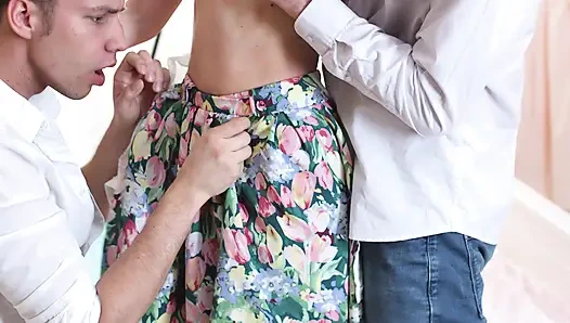 Edepsiz biseksüel gençler üçlü sekse bayılıyor!