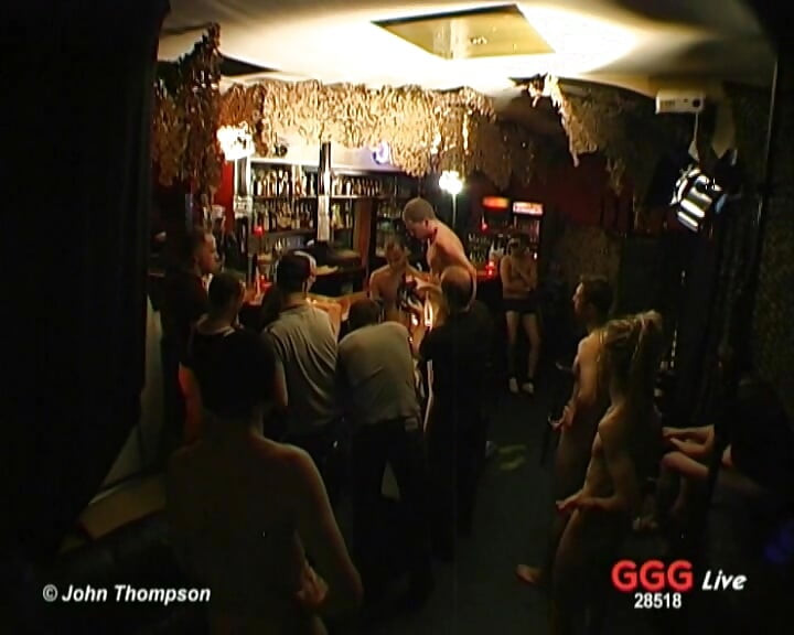 Ggg - สาวผมบลอนด์โดนรุมเย็ดสดบนเวที