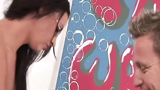 Sürtük temizlikçiler gözlüklü esmer sahne 3_lush Emma arabada sert sikişiyor yüze boşalmanın tadını çıkarıyor