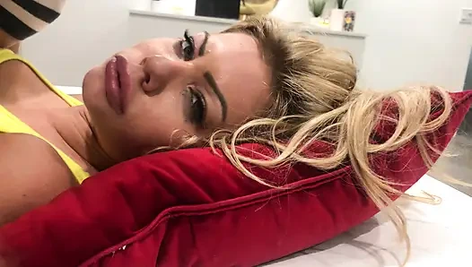 Молодая блондинка Riley Steele получает грубый трах и камшот на лицо от мясистого члена британки