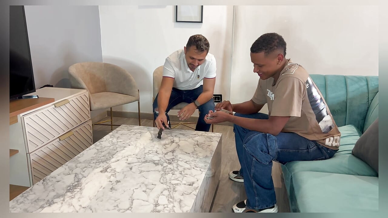 我用一根又大又黑的鸡巴操我丈夫, 他差点把我的阴部弄坏