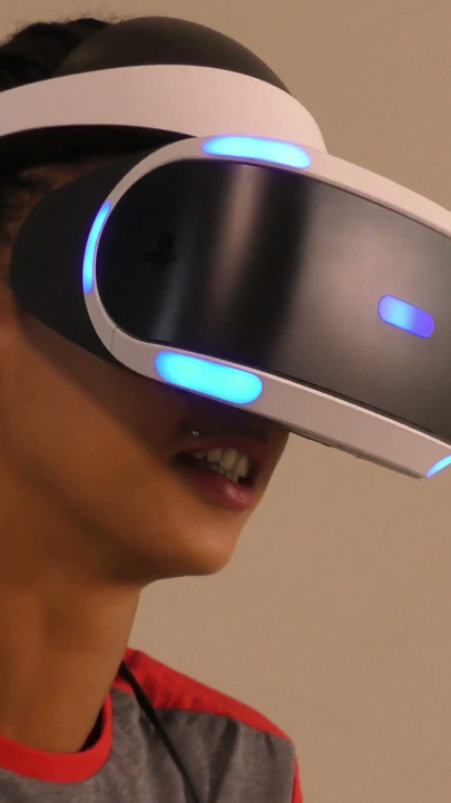Isabel has a new game in her Playstation VR but she needs.. | Clip 1