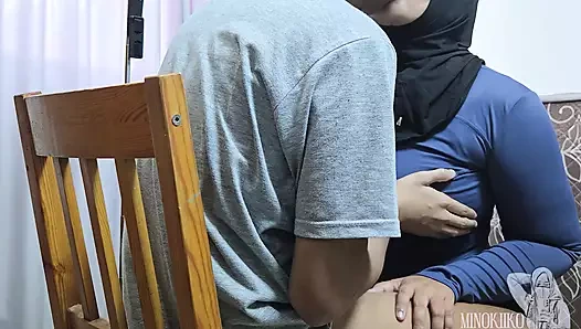 Mahasiswi Berjilbab Ngocok Kontol Pake Toket Gede Nya Pas Lagi Fitness Sendirian