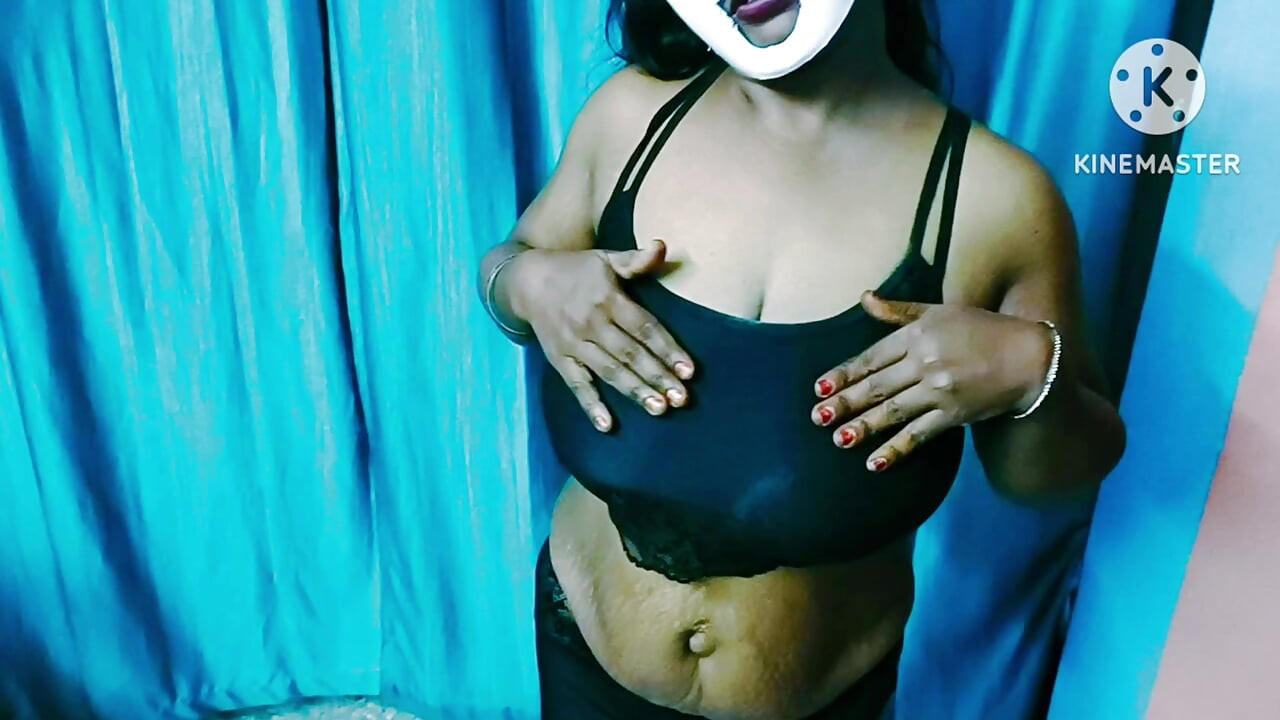 Striptease caliente de chica en solitario y mostrando sus enormes tetas con auto chupando