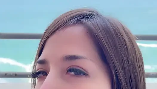 Fucks mulutku di balkon di depan laut (amatir Latin sex)