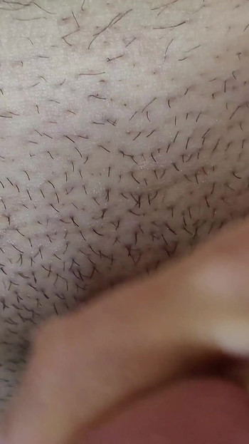 Malam tergelincir dengan lelaki muda