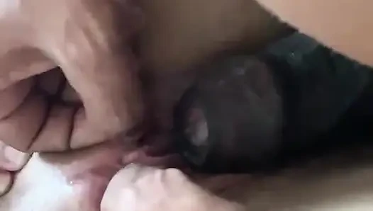 Cewek cantik yang udah nikah mencari hadiah untuk memuaskan keinginannya.