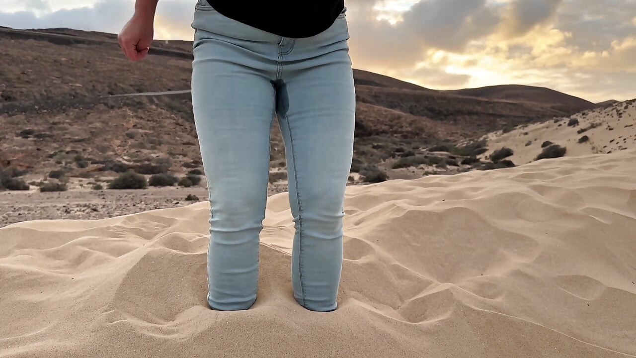 Preso na areia - eu molhai meu jeans enquanto está preso