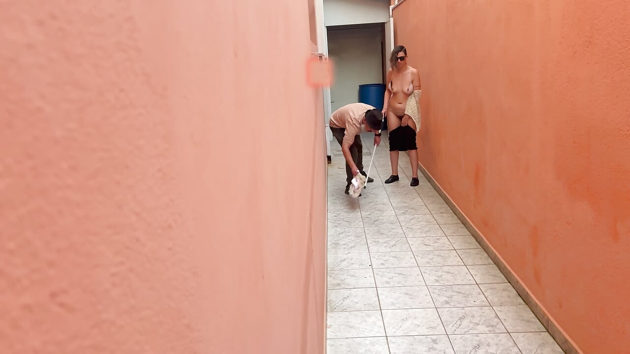 Bevroren tag spelen met het blinde meisje in het steegje.