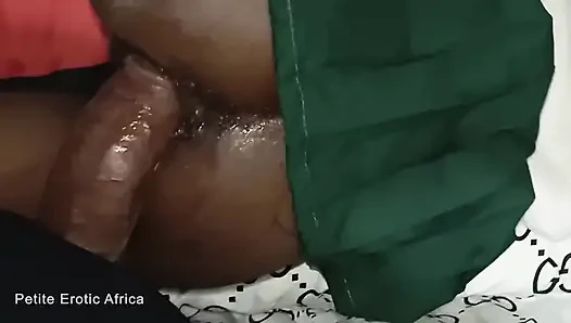 Süßes ebenholz-teen nimmt riesigen schwanz aus leidenschaft