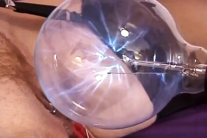 Svázaná MILFka miluje, když je její kundička elektrifikována