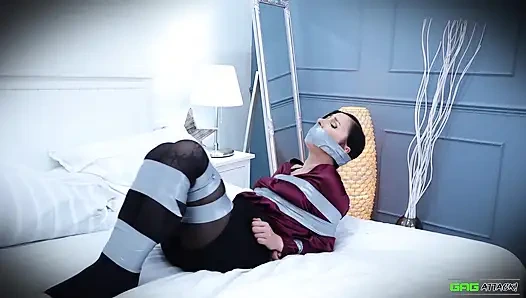 Несколько женщин связали клейкой лентой, заткнули рот кляпом и связали