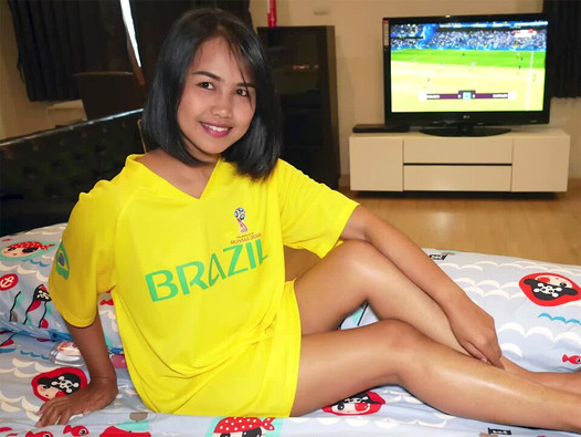 Camiseta da copa do mundo vestindo amador adolescente tailandês faz boquete e faz sexo de vaqueira