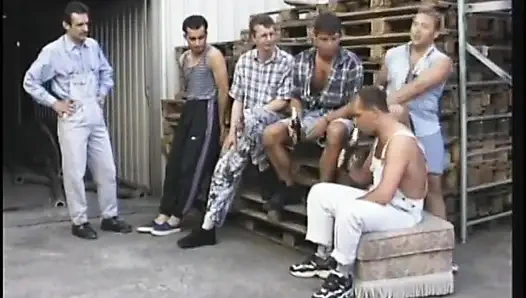 Edepsiz yaşlı sarışın grup sekste yarak emerken arkadan sikiliyor