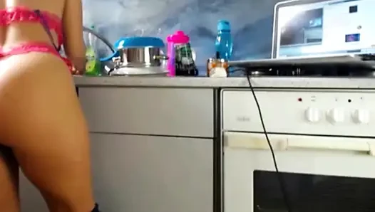 Mutfakta büyük fantezilerini keşfediyor | Cızırtılı bir twerk