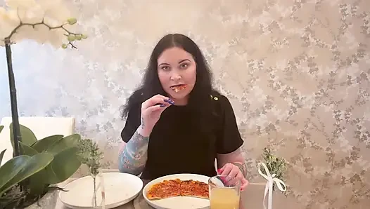 Miss ffw lagi asik makan pizza keju dan doughball