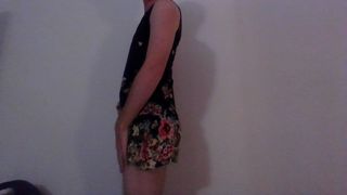 Netter Sommerkleid-Transvestit, der eine gute Zeit hat