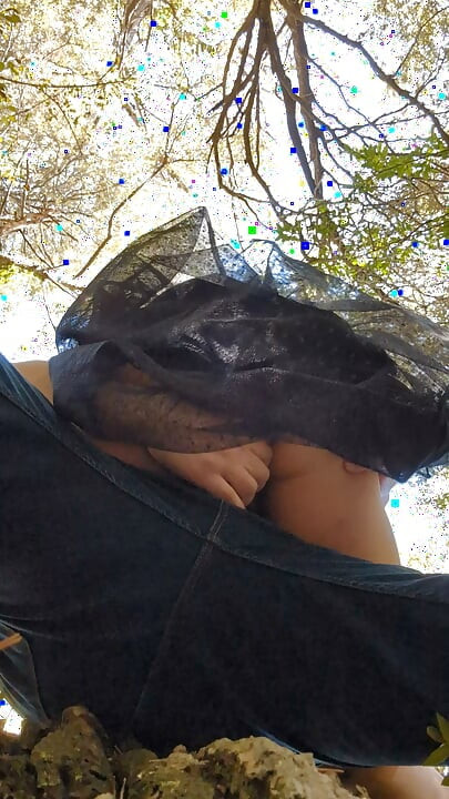 Amateur couple improvises a sudden fuck in the woods