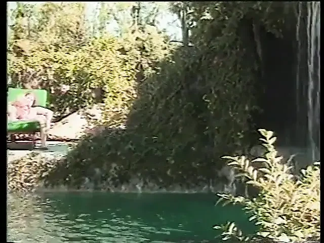 饥渴的壮男喜欢这样, 因为他的鸡巴被吮吸, 然后在户外操性感宝贝