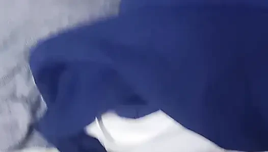 Gadis kulit hitam nyepong kontol pria kulit putih sambil ngocok kontolnya & entot pantatnya yang nikmat