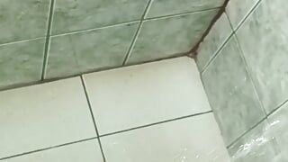 Mężczyzna pod prysznicem w końcu masturbuje się, dopóki nie spuści - oglądaj koniec