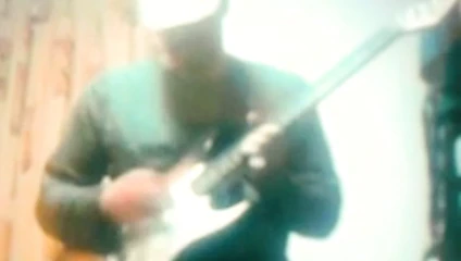 oynuyor. gitar xx
