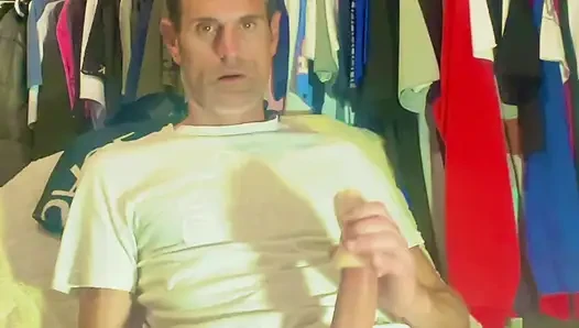 Mike okşuyor