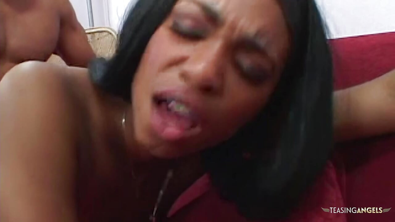 Ο τύπος προσπαθούσε να αποφασίσει ποιον να γαμήσει, έτσι διάλεξε ένα μαύρο κορίτσι.