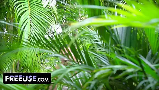 Счастливый сосед Хуан застукал красотку Summer Col за загорающей и трет маслом повсюду
