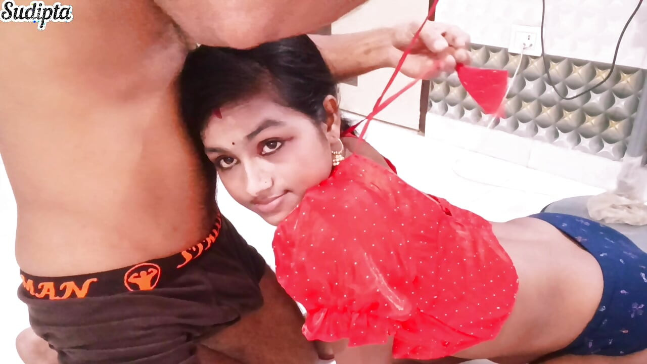 Indiaans meisje in cowgirl-stijl tepelmelken - hard trekken & doggy seks