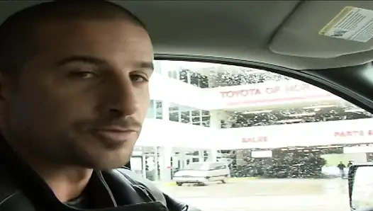 Жестко проникнутая щель Randy Youngster в розовой щели выглядит миниатюрной, полной спермы, лицо