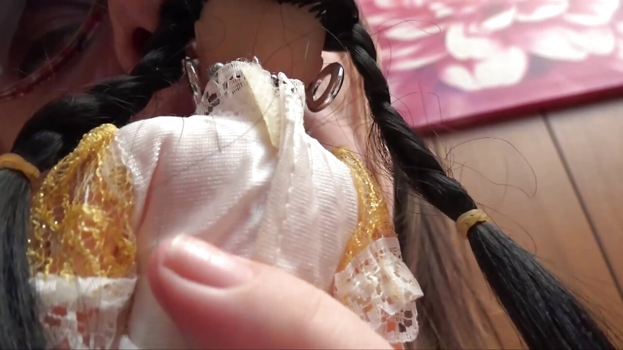 彼は彼の硬いコックでこの小さな世話をします