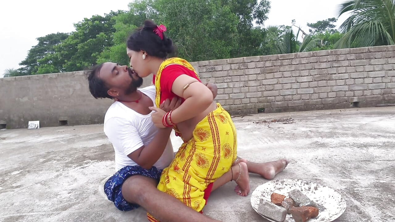 Frumoasă mătușă din satul indian cu romantism fierbinte cu țâțe mari și futai în pizdă pe acoperiș
